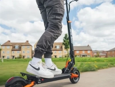 Yuav ua li cas kho lub Scooter roj teeb uas yuav tsis them