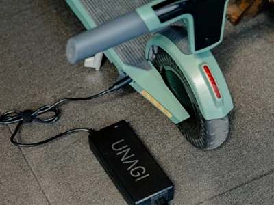 Yuav Ua Li Cas Hlau A 24v Roj Teeb Rau Fais Scooter